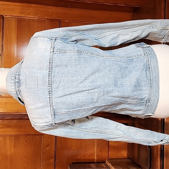 Old navy light denim distressed jacket w contrast stitching and - Picture 5 of 8